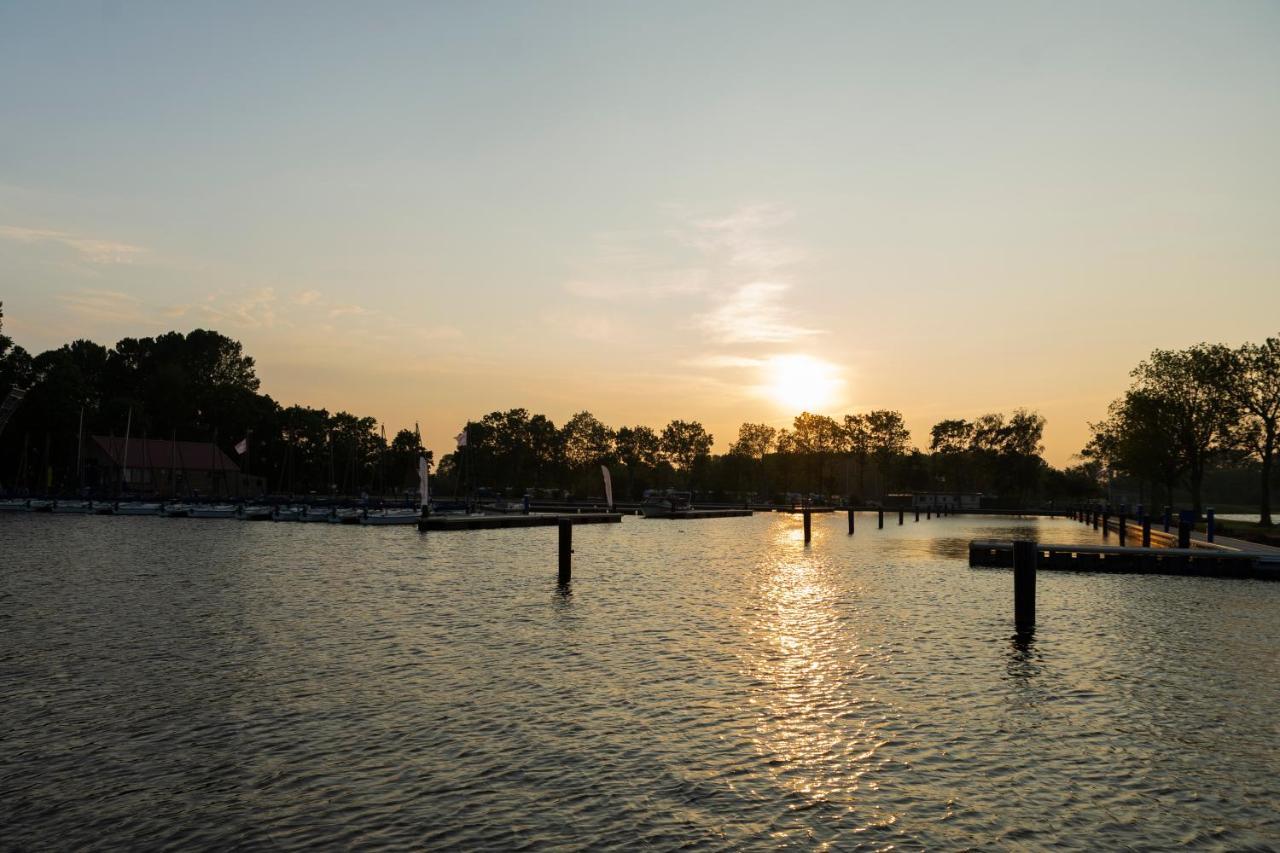 Welcome In - Houseboat Agua Dolce Met Tuin, Paviljoenwei 4, Sneek - Offingawier Exterior photo